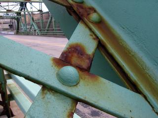 Steel bridge struts